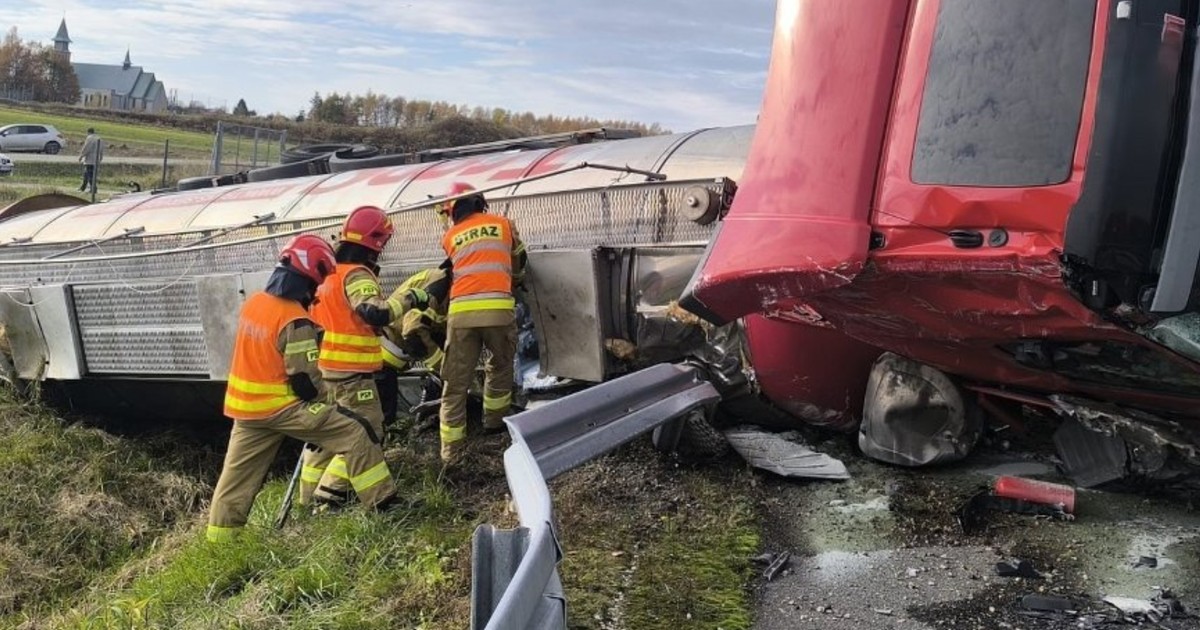 Cysterna pełna chemikaliów przewróciła się na autostradzie A4. Utrudnienia potrwają godzinami