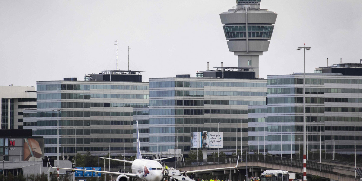 W niedzielę 7 listopada na lotnisku Schiphol w Amsterdamie doszło do awantury. Ośmiu Polaków nie chciało założyć maseczek