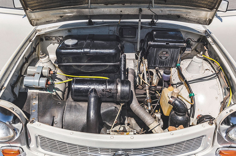 Trabant 601  wyposażony był w dwusuwowy, chłodzony powietrzem silnik o pojemności 600 cm3. Osiągi? Zbliżone do tych, jakie oferował Maluch, ale zużycie paliwa nieco wyższe. 