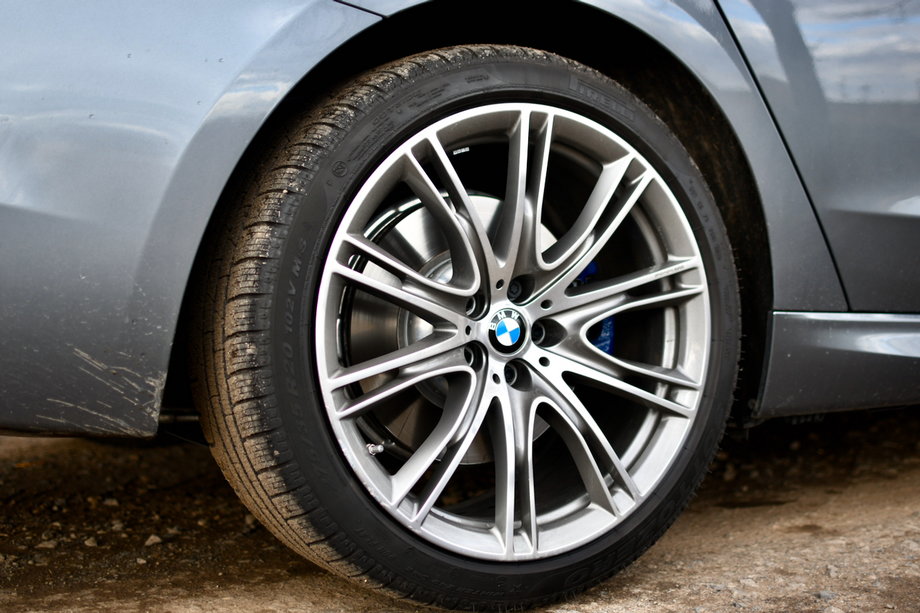 20-calowe obręcze kół pasują do masywnego nadwozia BMW 640d xDrive Gran Turismo. 