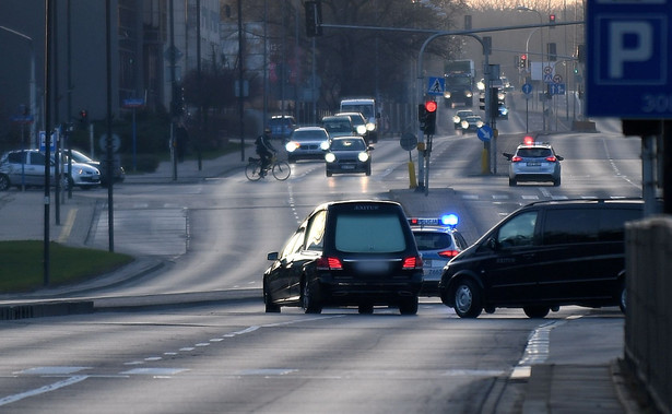 Patrole, radiowozy i asysta policji. Poranna ekshumacja ofiary smoleńskiej w Warszawie