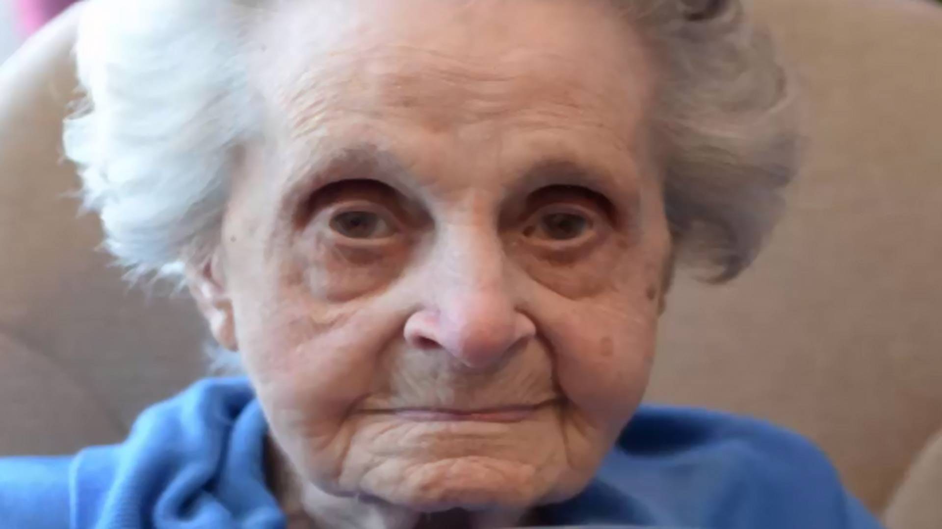 Jej sposób na długowieczność to alkohol i papierosy. Właśnie skonczyła 102 lata
