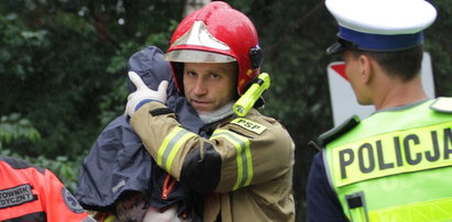 To on przytulał Sebastianka, który w wypadku stracił rodziców. Twarz tego strażaka poznała cała Polska