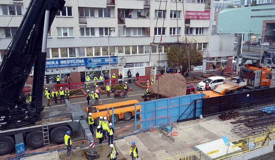 Na budowie wieżowca Varso wykopano 60-tonowy głaz