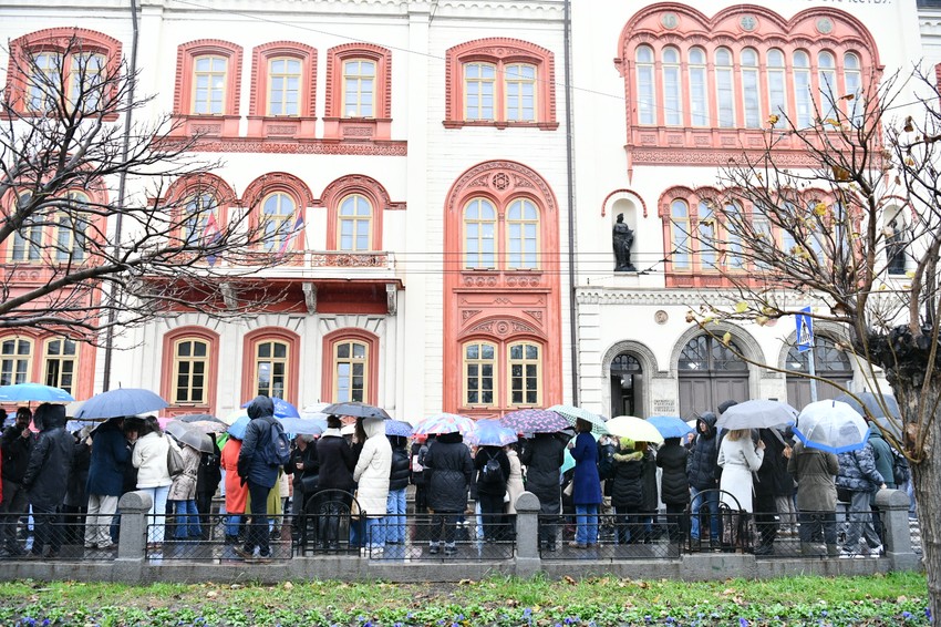 Ispred zgrade Rektorata