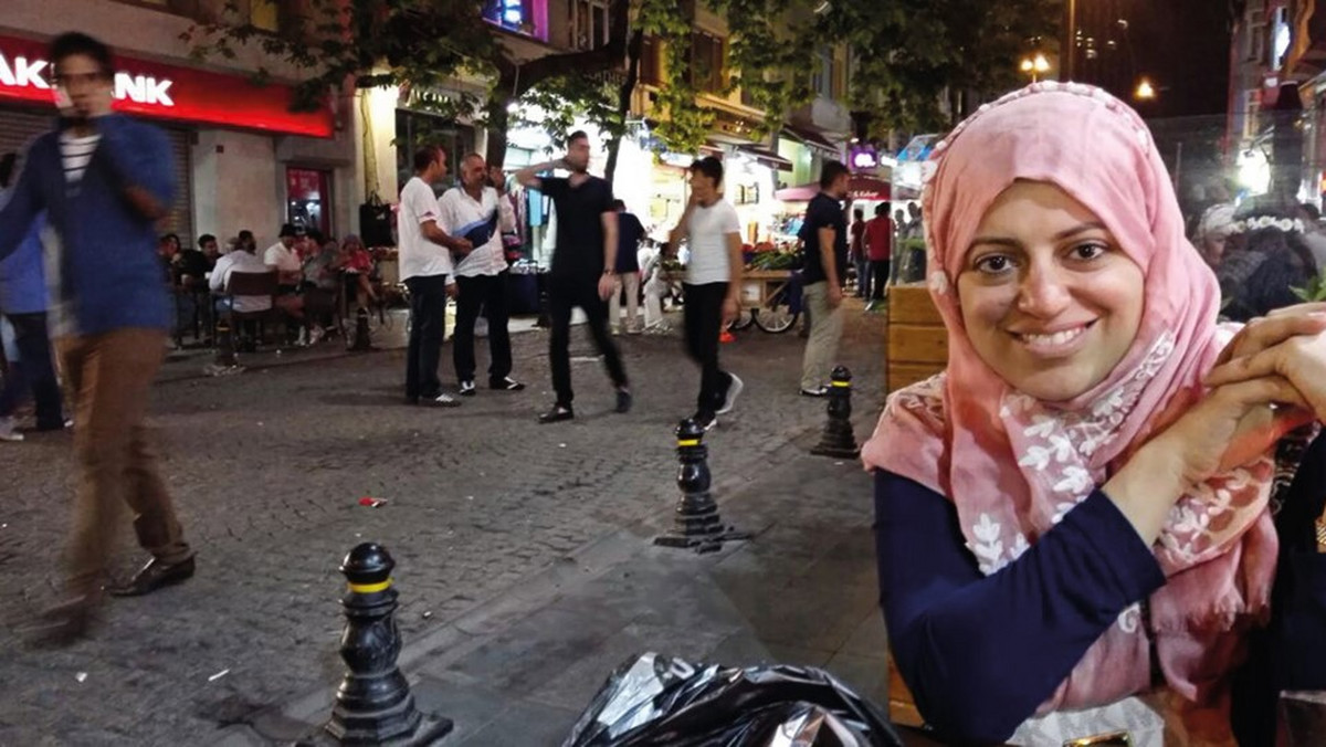 Nassima al-Sada, aktywistka, edukatorka praw człowieka i matka trójki dzieci przez większą część życia prowadziła kampanie na rzecz wolności kobiet w Arabii Saudyjskiej. Jest jedną z czołowych aktywistek walczących o prawo zezwalające kobietom na prowadzenie samochodu czy zniesienie systemu męskiej kurateli. Nassima za pokojową pracę została aresztowana w lipcu 2018 roku. W więzieniu przebywa do dziś. Amnesty International domaga się natychmiastowego i bezwarunkowego uwolnienia Nassimy i innych aktywistek działających na rzecz praw kobiet.