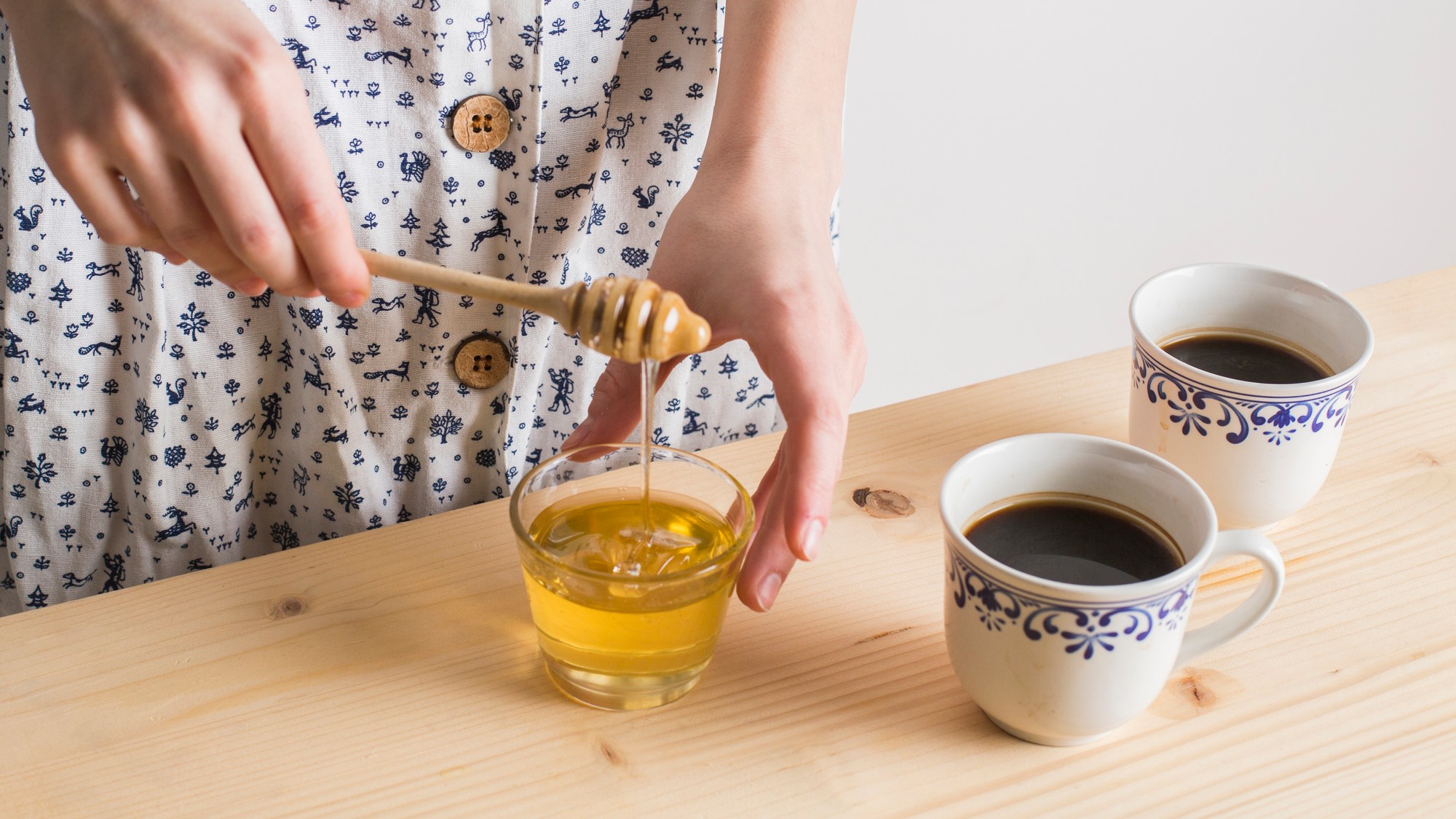 Horúci čaj podľa vedcov nenarúša prospešné účinky medu.