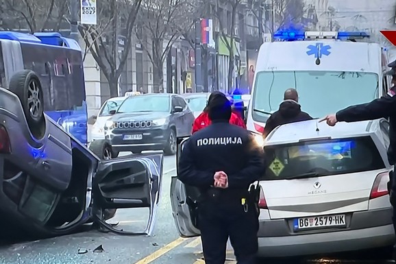 IMA POVREĐENIH U TEŠKOJ NESREĆI KOD PREDSEDNIŠTVA Vozilo završilo na krovu, srča na sve strane: Slike sa lica mesta su JEZIVE (FOTO, VIDEO)