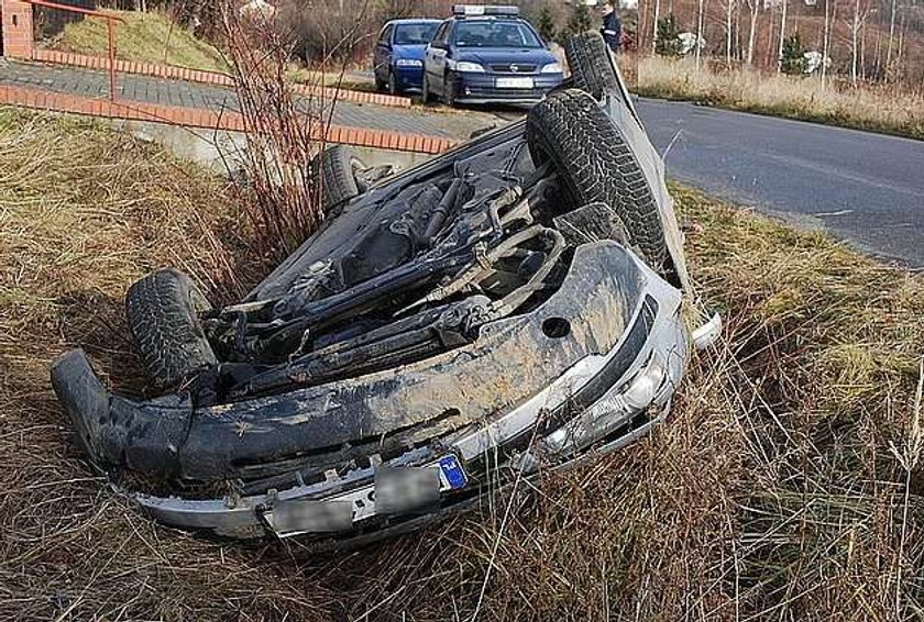 Volkswagen dachował po poślizgu. Foty