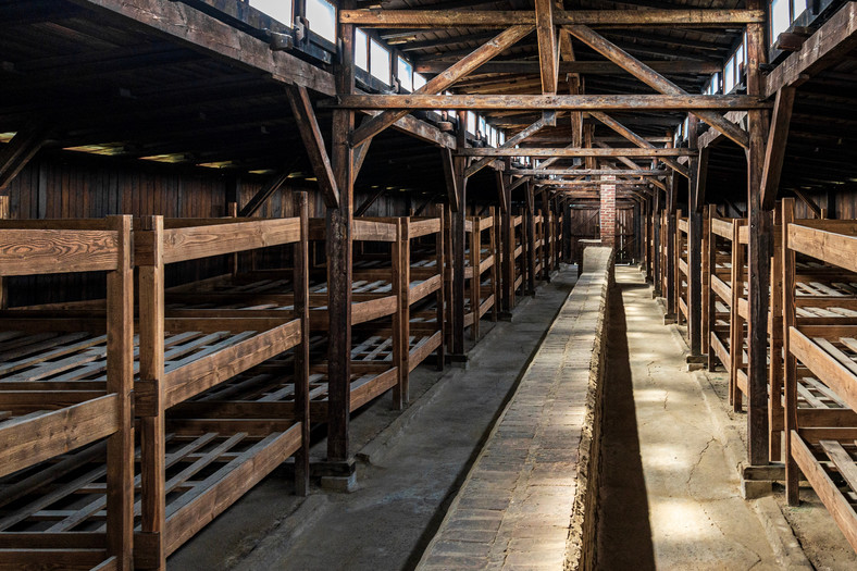 Wnętrze jednego z baraków w Auschwitz