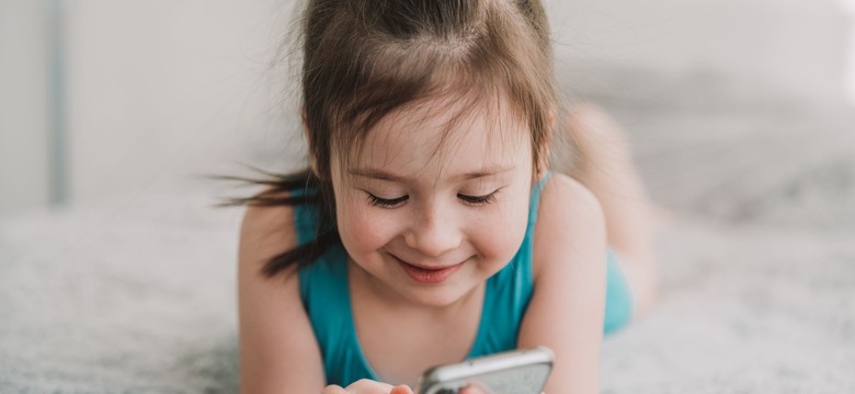 Telefon w rękach dziecka to granat bez zawleczki! Demencja cyfrowa dotyka coraz młodsze maluchy...