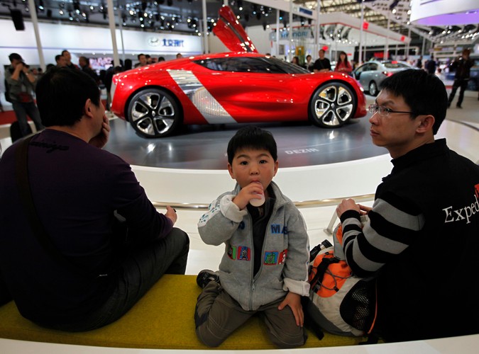 Salon samochodowy w Szanghaju... Jest na czym zawiesić oko :)