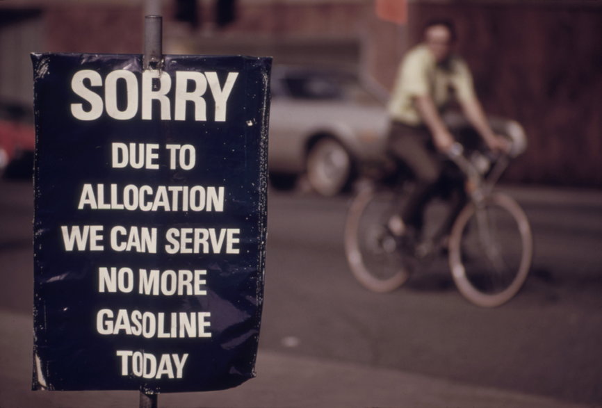 Kryzys naftowy oznaczał drastyczne wzrosty cen energii i paliw. A w wielu miejscach brakowało benzyny. Fot. Everett Collection