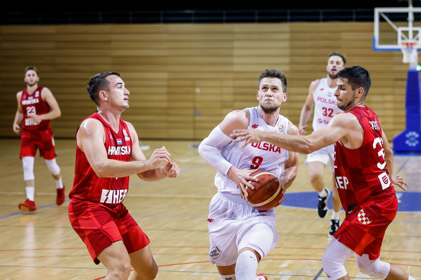 Koszykarz reprezentacji Polski Mateusz Ponitka (C, przy piłce) podczas meczu towarzyskiego z Chorwacją