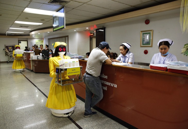 Trasę, po której poruszają się roboty z punktu do punktu wyznacza specjalna ścieżka wykonana z taśmy magnetycznej.  Główna ścieżka, czyli trasa ruchu ma kształt pętli, na której znajdują się rozjazdy (bocznice) z docelowymi stacjami.