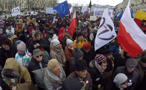 "Tu WOLNA jest Warszawa". Demonstracja KOD przeciwko projektowi zmiany granic stolicy