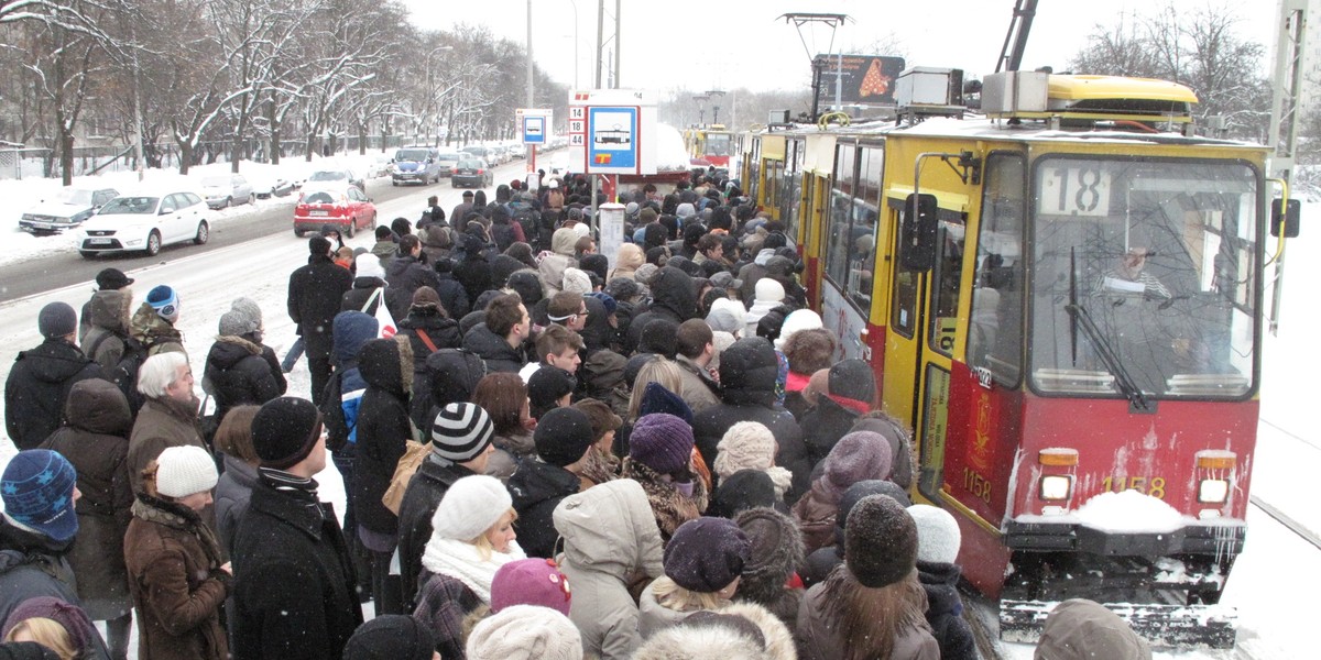 Tłok na przystanku tramwajowym