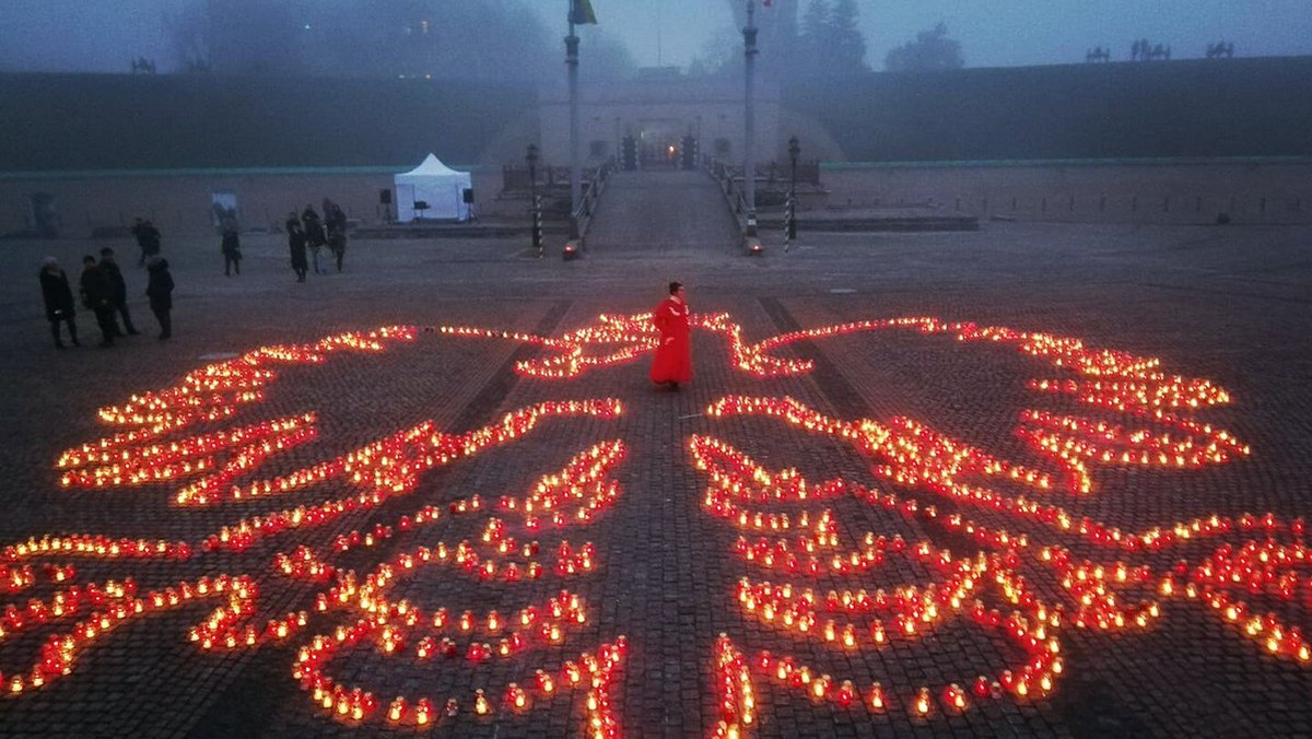 Biało-czerwony orzeł z 2,5 tys. zniczy zapłonął dziś polskimi barwami narodowymi na dziedzińcu Twierdzy Kijowskiej, gdzie członkowie organizacji polskich na Ukrainie, dyplomaci i ukraińscy przyjaciele Polski rozpoczęli obchody stulecia odzyskania niepodległości.