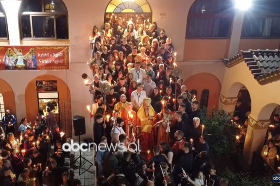 VELELEPNE SCENE IZ ALBANIJE Pravoslavni vernici sinoć dočekali Uskrs u više gradova: Puni hramovi, MNOŠTVO SVEĆA I VATROMET (VIDEO)
