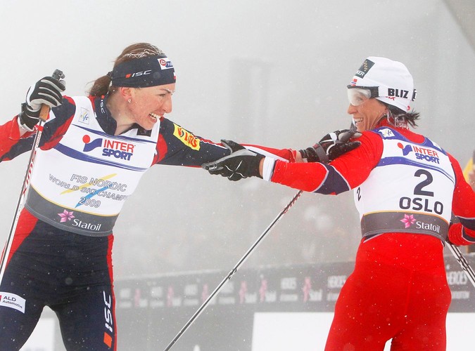 Justyna Kowalczyk gratuluje Marit Bjoergen złotego medalu