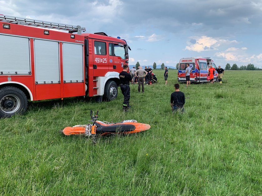 Motocyklista zderzył się z szybowcem