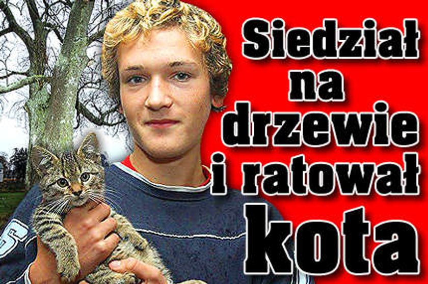 Siedział na drzewie i ratował kota