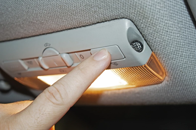 Pozostawiona przez pomyłkę włączona lampka oświetlenia wnętrza może niekiedy doprowadzić do uszkodzenia akumulatora