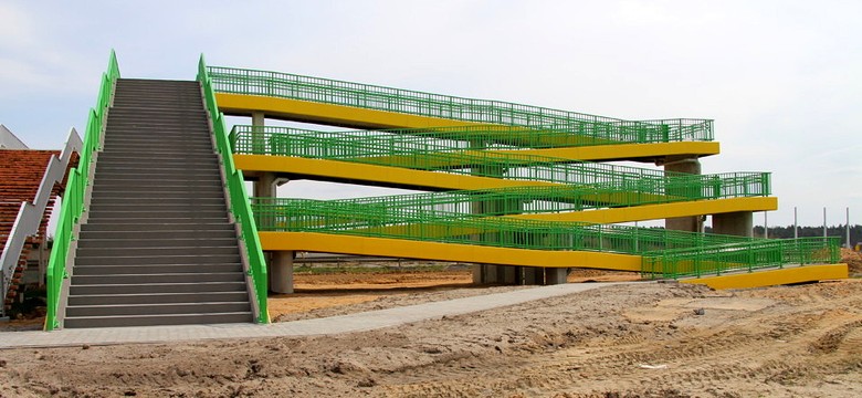 Nowa kładka-monstrum nad autostradą A1. To trzeba zobaczyć