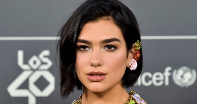 A diszkógömb nem csillog úgy, mint Dua Lipa ebben a ruhában