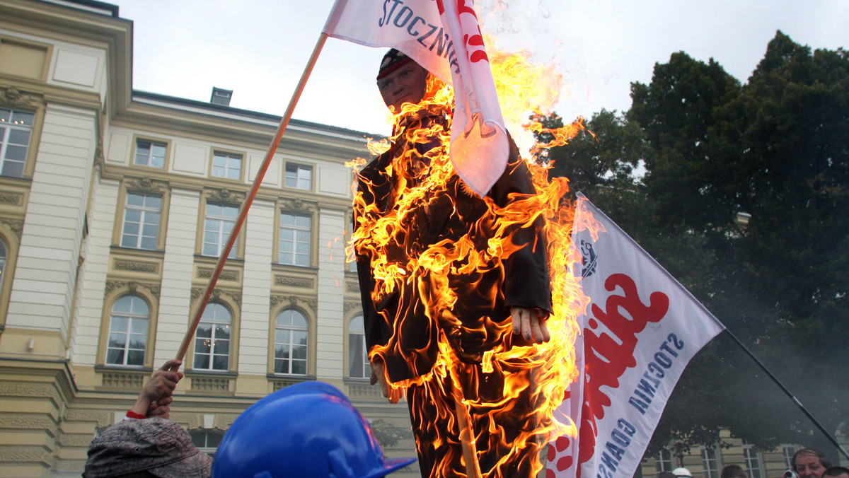 - Mimo licznej antyrządowej manifestacji "Solidarności" rząd Donalda Tuska może spać spokojnie. Nie ma dziś w Polsce atmosfery strajkowej, nawet w tak zapalnych branżach jak sektor stoczniowy - pisze na swoim blogu w Onet.pl Paweł Piskorski.