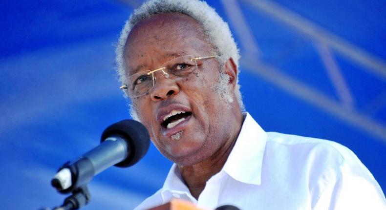 Tanzania's former Prime Minister and main opposition party CHADEMA presidential candidate Edward Lowassa addresses his final campaign rally in Jangwani playing fields on the outskirts of Dar es Salaam, October 24, 2015. REUTERS/Sadi Said