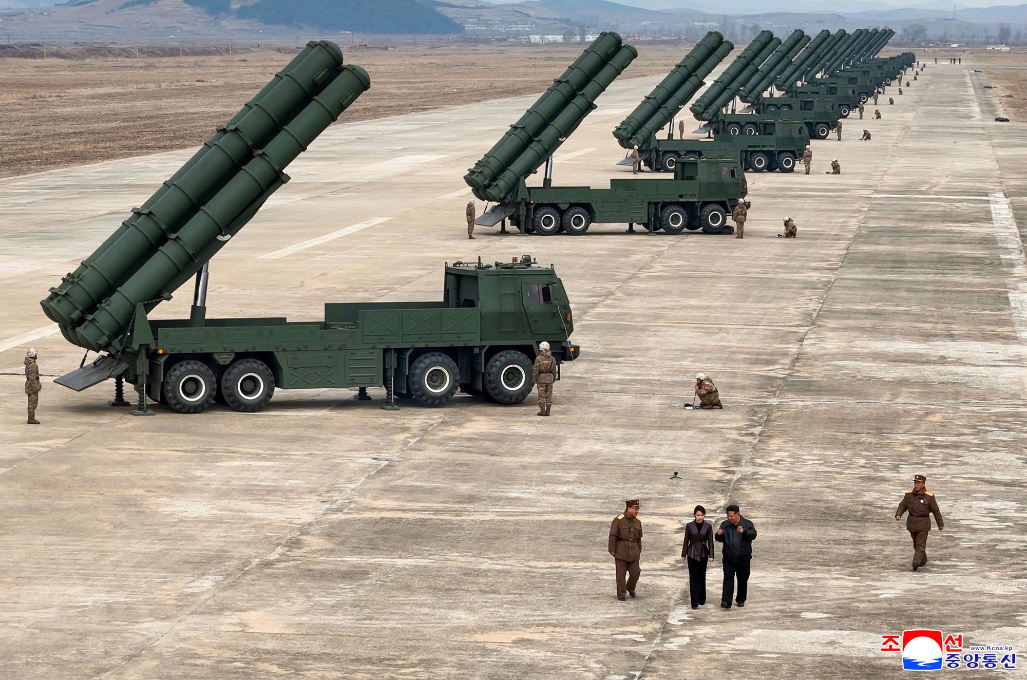 Vodca KĽDR Kim spolu s dcérou dohliadal na test salvových raketometov.