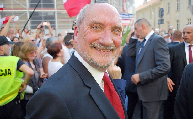 Macierewicz daje najmniej. W którym ministerstwie zarabia się najwięcej?