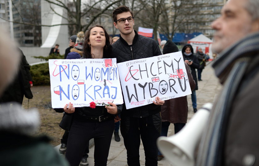 Niebieska wstęga pod Pałacem Prezydenckim