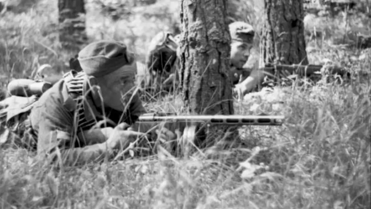 Żołnierz z jednostki kozaków z PPSz-41 Fot. Bundesarchiv, Bild 101I-198-1394-08A / CC-BY-SA 3.0