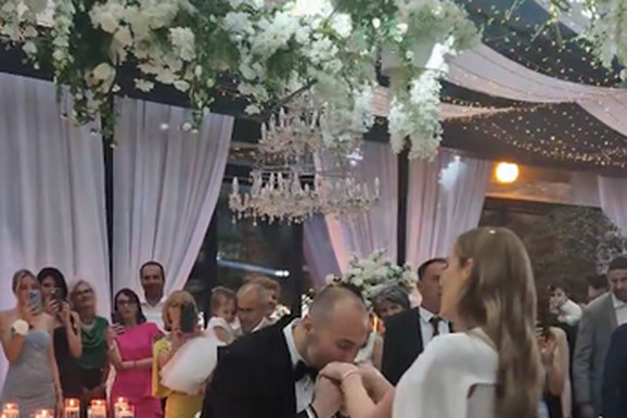 (VIDEO) BALERINE, TAMBURAŠI I BELA DEKORACIJA Sofrina žena promenila venčanicu, a za prvi ples su odabrali ovu Čolinu pesmu