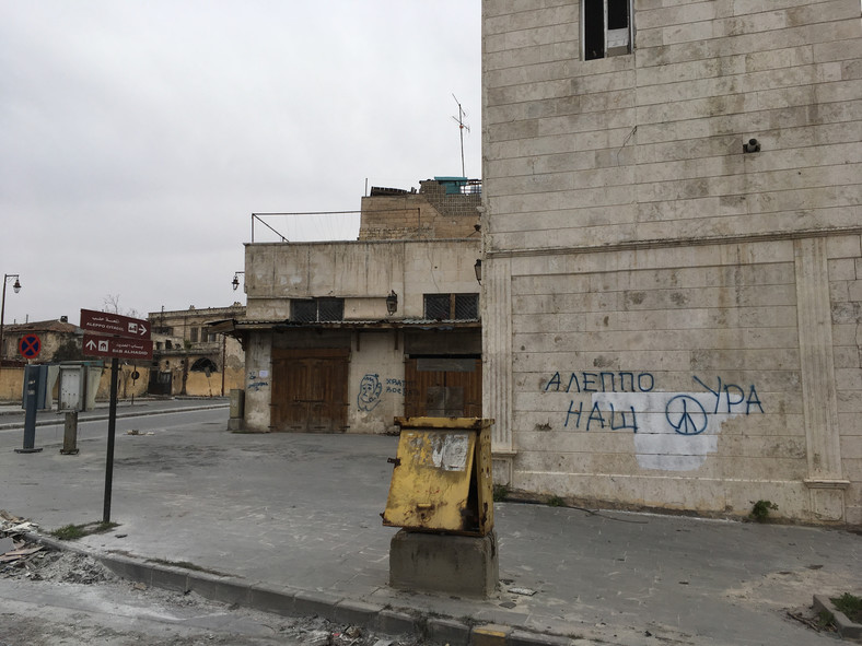 Napisy na murach budynków w zniszczonym starym mieście - "Aleppo nasze, hurra"