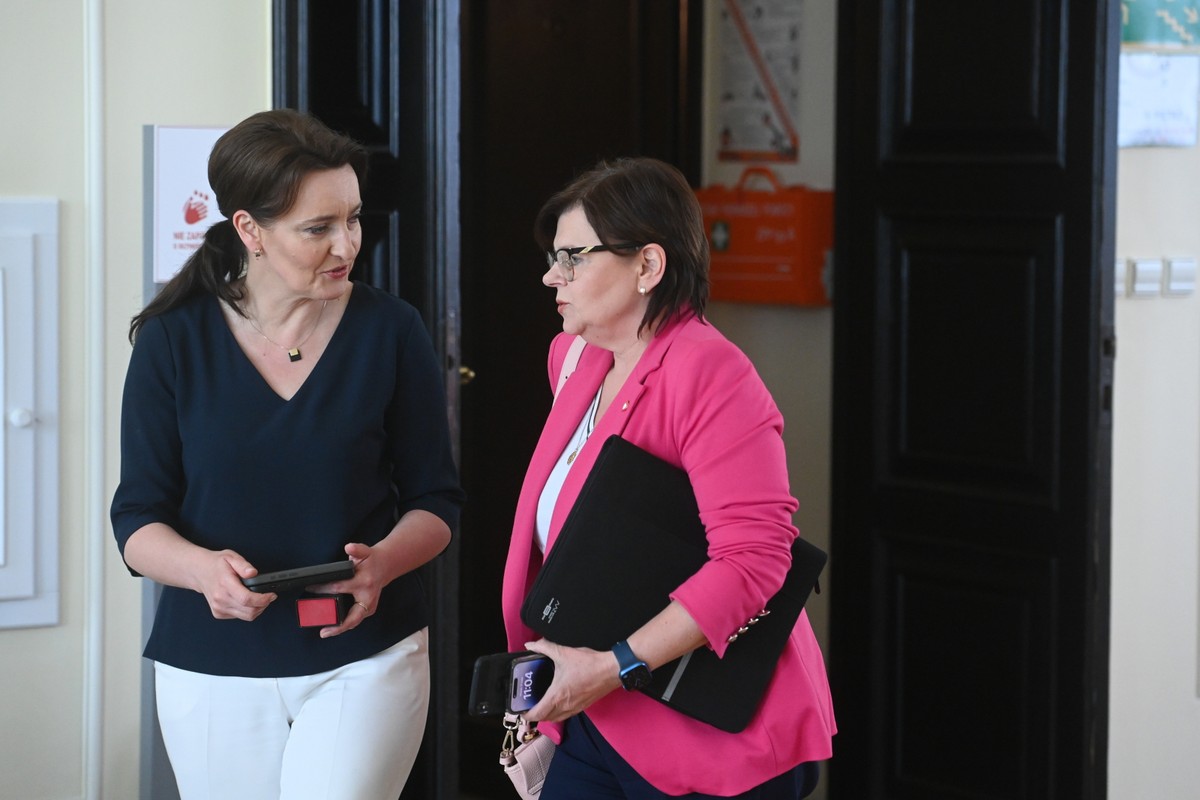 Minister zdrowia Izabela Leszczyna i minister ds. polityki senioralnej Marzena Okła-Drewnowicz przed posiedzeniem rządu w KPRM w Warszawie