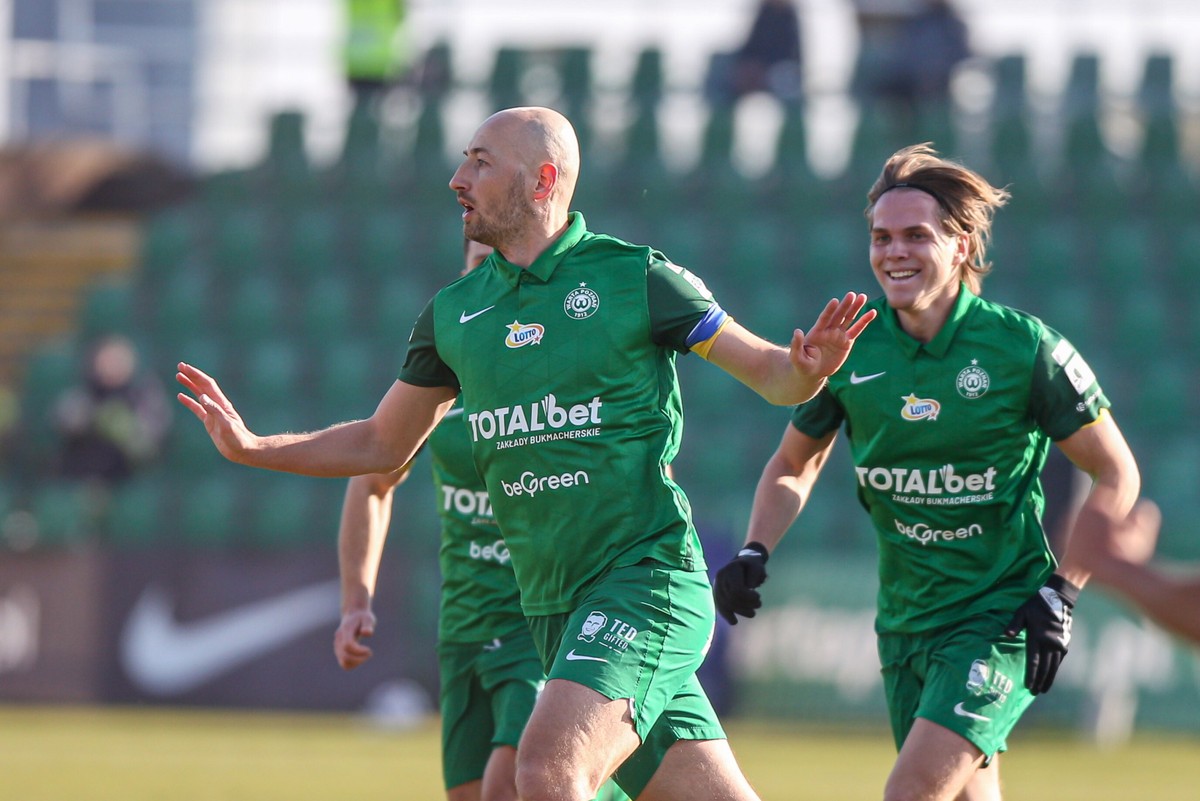 Piłkarz Warty Poznań Łukasz Trałka (L) cieszy się z gola podczas meczu Ekstraklasy z Górnikiem Zabrze