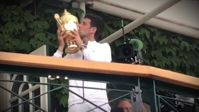 Djokovic podize pehar