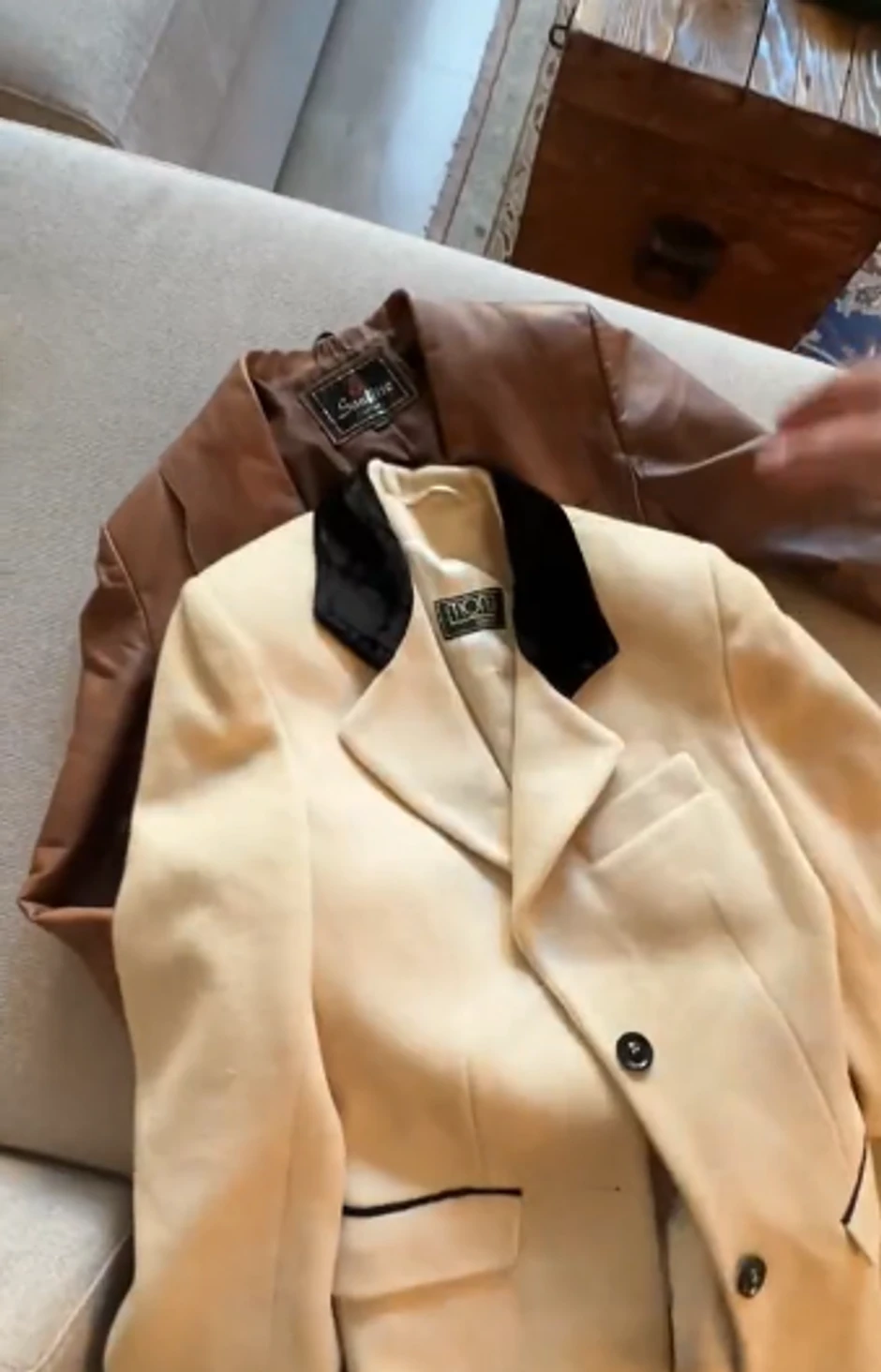 Maša Memedović kupuje odeću na pijaci