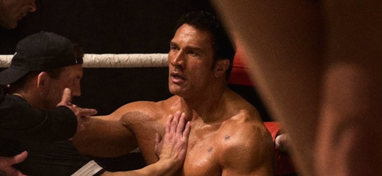 Dwayne Johnson nie do poznania. On ma włosy!