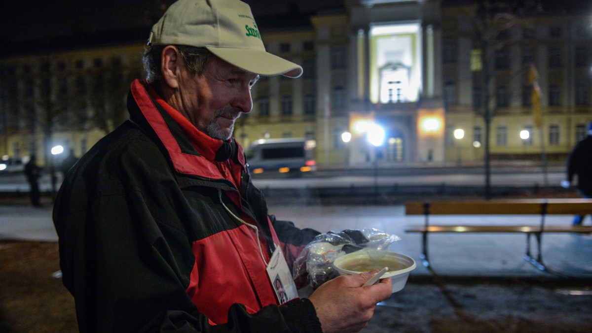 Około trzydziestu demonstrujących rolników, którzy domagają się spełnienia swoich postulatów, spędziło noc z czwartku na piątek przed kancelarią premiera. Związkowcy chcą zostać w Warszawie do czasu podpisania porozumienia z rządem.