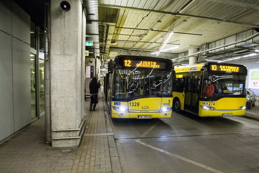 Dworzec w Katowicach pomimo niedawnego otwarcia jest już bardzo brudny 