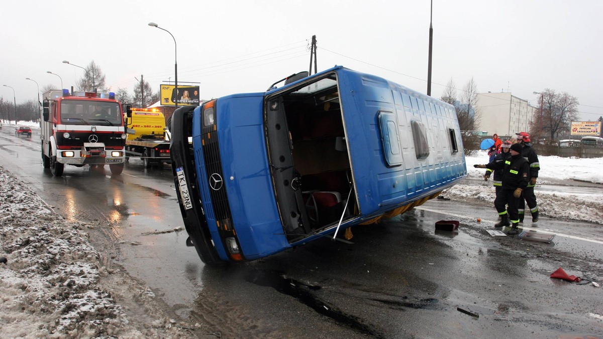 Czeski bus przewożący około 20 dzieci z Czech wypadł z trasy w sobotę na Autostradowej Obwodnicy Wrocławia w okolicach węzła Smolec-Lotnisko. W wypadku ucierpiała jedna osoba.