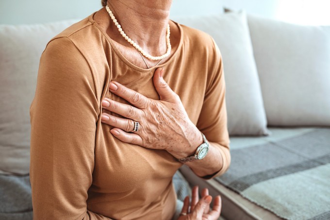 Mellkasi szúró érzés: infarktus, reflux vagy izomhúzódás okozza? Így döntheti el