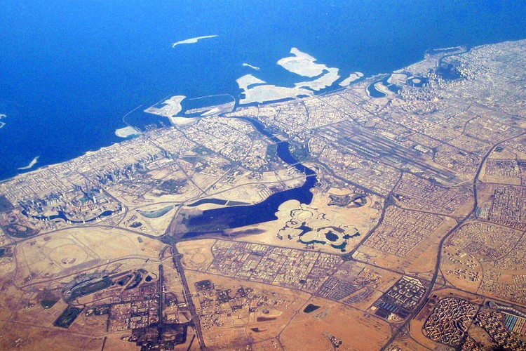 Ogólny widok na wschodnią część Dubaju. Z lewej ledwo widoczne już centrum miasta z wieżowcem Burdż Chalifa. Z powietrza doskonale widać pustynny krajobraz Emiratu. Fot. Daniel Rząsa/Forsal.pl