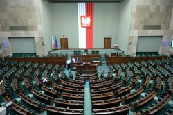 PiS zwiększa przewagę nad PO. Kto jeszcze znajdzie się w Sejmie? NOWY SONDAŻ