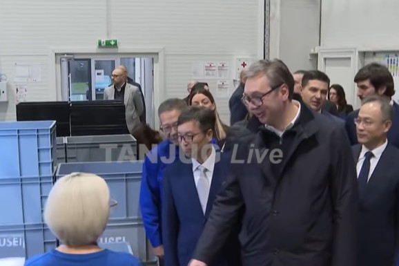 "Uvešću ovaj sistem u Vladu, da ne dođu u 9h na posao, a odu u 10.30h"! Vučić obilazi fabriku Yusei Machinery