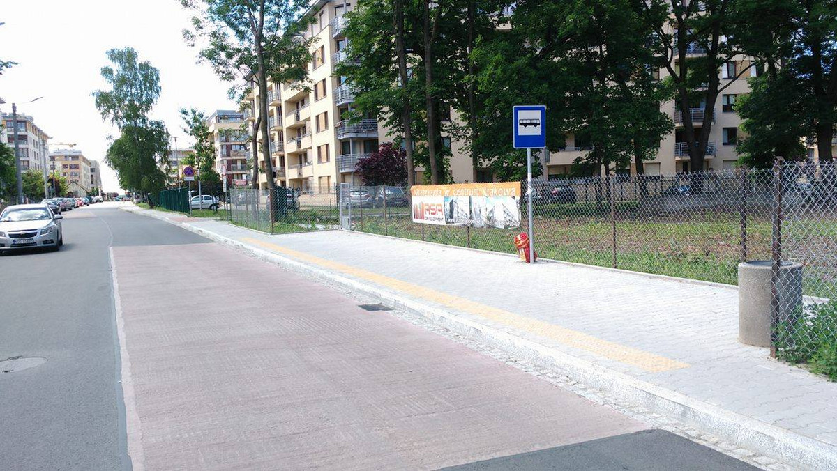 Ulica Lubostroń na Ruczaju została odnowiona i postawiono na niej przystanki komunikacji miejskiej. Mieszkańcy z autobusów jednak nie skorzystają. Te najwcześniej pojadą dopiero za dwa lata.